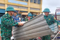 Lực lượng biên phòng hỗ trợ người dân thị trấn Cửa Việt khắc phục hậu quả sau bão số 4