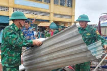 Lực lượng biên phòng hỗ trợ người dân thị trấn Cửa Việt khắc phục hậu quả sau bão số 4