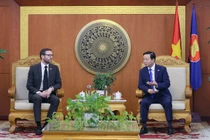 Bộ trưởng Trần Hồng Hà và ông Iain Frew, Đại sứ đặc mệnh toàn quyền Vương Quốc Anh tại Việt Nam.