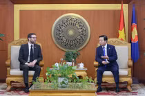 Bộ trưởng Trần Hồng Hà và ông Iain Frew, Đại sứ đặc mệnh toàn quyền Vương Quốc Anh tại Việt Nam.