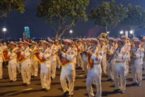 Đà Nẵng: Dòng người ken cứng xem biểu diễn nhạc kèn diễu hành trên phố