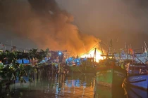 Đà Nẵng: Cháy 2 tàu cá đang neo đậu tại Âu thuyền Thọ Quang