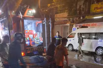 Cảnh sát phá tường, cứu 2 người mắc kẹt trong đám cháy