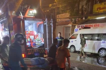 Cảnh sát phá tường, cứu 2 người mắc kẹt trong đám cháy