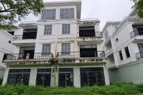 Đà Nẵng: Xót xa loạt shophouse chục tỷ bỏ hoang, cỏ phủ kín