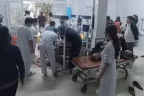 Xe chở học sinh lật trên cao tốc Diễn Châu - Bãi Vọt: 12 người nhập viện