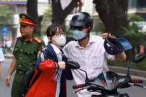 Hơn 100.000 thí sinh bước vào môn thi đầu tiên kỳ tuyển sinh vào lớp 10 