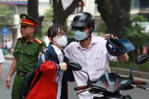 Hơn 100.000 thí sinh bước vào môn thi đầu tiên kỳ tuyển sinh vào lớp 10 