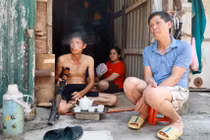 Người lao động nghèo ở chân cầu Long Biên mất ngủ vì nắng nóng