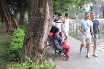 Cây sưa đỏ quý hiếm hàng trăm năm tuổi chết khô bên bờ hồ Hoàn Kiếm