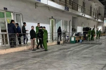 Hàng trăm xe xếp hàng tại TT đăng kiểm 29-08D trước khi bị khám xét