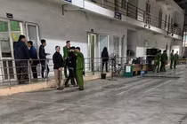 Hàng trăm xe xếp hàng tại TT đăng kiểm 29-08D trước khi bị khám xét