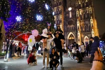 Nhà thờ Lớn Hà Nội lộng lẫy, chật kín người tới “sống ảo”