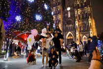 Nhà thờ Lớn Hà Nội lộng lẫy, chật kín người tới “sống ảo”