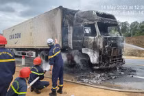 Hiện trường xe container bốc cháy ngùn ngụt trên cao tốc Cam Lộ - La Sơn 