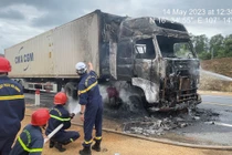 Hiện trường xe container bốc cháy ngùn ngụt trên cao tốc Cam Lộ - La Sơn 