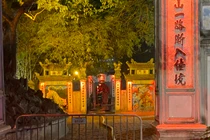 Cháy bốt thu vé vào đền Ngọc Sơn, du khách hoảng sợ 