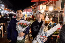 Quảng Bá: Cảm động cảnh đấng mày râu xuyên đêm chọn hoa dịp 8/3