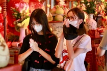 Sĩ tử đến cầu may tại Văn Miếu trước kỳ thi vào lớp 10 