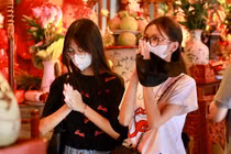 Sĩ tử đến cầu may tại Văn Miếu trước kỳ thi vào lớp 10 