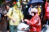 Hà Nội: Thí sinh “đội mưa” trong môn thi đầu tiên kỳ thi tốt nghiệp THPT