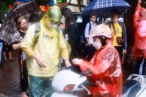 Hà Nội: Thí sinh “đội mưa” trong môn thi đầu tiên kỳ thi tốt nghiệp THPT