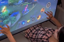 Chơi Liên Quân trên TV màn hình khủng, mỹ nhân gây sốc toàn cõi mạng 