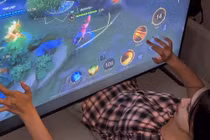 Chơi Liên Quân trên TV màn hình khủng, mỹ nhân gây sốc toàn cõi mạng 