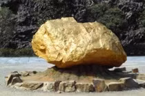 Tảng vàng “lộ thiên” 45 tấn nằm sát Việt Nam, đố ai dám xâm phạm 