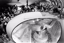 Bái phục máy giặt AI “giặt” sạch cả cơ thể lẫn tâm trí 