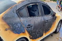 Đốt rác tùy tiện làm xe ô tô đỗ bên đường 'vạ lây', cháy đen sì 