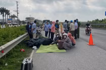 Container va chạm xe máy ở Hải Dương, hai cha con thương vong