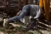 Vì sao người phụ nữ ở Cần Thơ đánh, lột đồ nữ nhân viên ngân hàng?