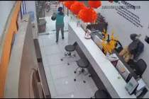 Nguyên nhân người đàn ông cầm dao dọa nữ nhân viên cửa hàng FPT
