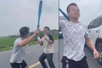 Tài xế dùng gậy bóng chày đánh người... do xích mích