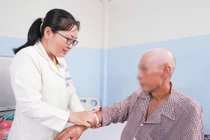 Bệnh hiếm: người đàn ông 61 tuổi cứng da toàn thân