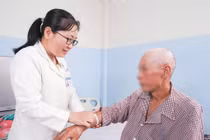 Bệnh hiếm: người đàn ông 61 tuổi cứng da toàn thân