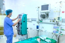 Lọc máu cứu sống bệnh nhi 11 tháng tuổi mắc sởi biến chứng