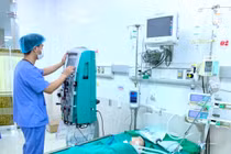 Lọc máu cứu sống bệnh nhi 11 tháng tuổi mắc sởi biến chứng