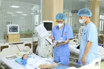 Bệnh nhi bị biến chứng sởi do chưa tiêm vắc xin 