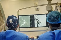 Ù tai, đỏ mắt không ngờ rò động mạch cảnh xoang hang sau tai nạn