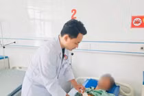 Rối loạn lo âu, mất ngủ, bệnh nhân tự dùng dao đâm thấu bụng nguy cấp