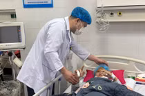 Cứu trẻ 15 tuổi ngã đạp điện nguy kịch tính mạng