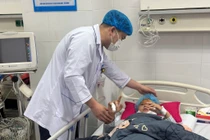 Cứu trẻ 15 tuổi ngã đạp điện nguy kịch tính mạng