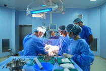 Các bác sĩ tiến hành đặt thể hang nhân tạo cho bệnh nhân