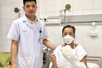 Đứng gần máy ép mía, bé trai 6 tuổi bị lóc toàn bộ dương vật