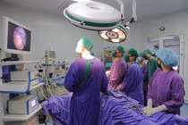 Phẫu thuật Double–Bar phục hồi lõm ngực bấm sinh nặng cho chàng trai 18 tuổi