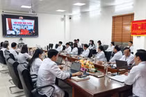 Các bác sĩ tại Trung tâm y tế huyện Hải Hà tham gia hội chẩn cùng bác sĩ của Bệnh viện Bãi Cháy