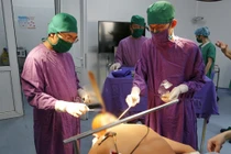 Chuôi dao sắc nhọn găm xuyên não nam bệnh nhân 15 tuổi