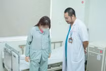 Cô gái 28 tuổi bị “xương hóa đá” hiếm gặp được thay khớp nhân tạo mới